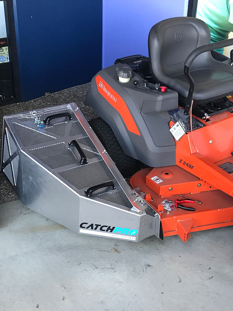 CatchPro Aluminum Mower Bagger with for Raptor Series image number null